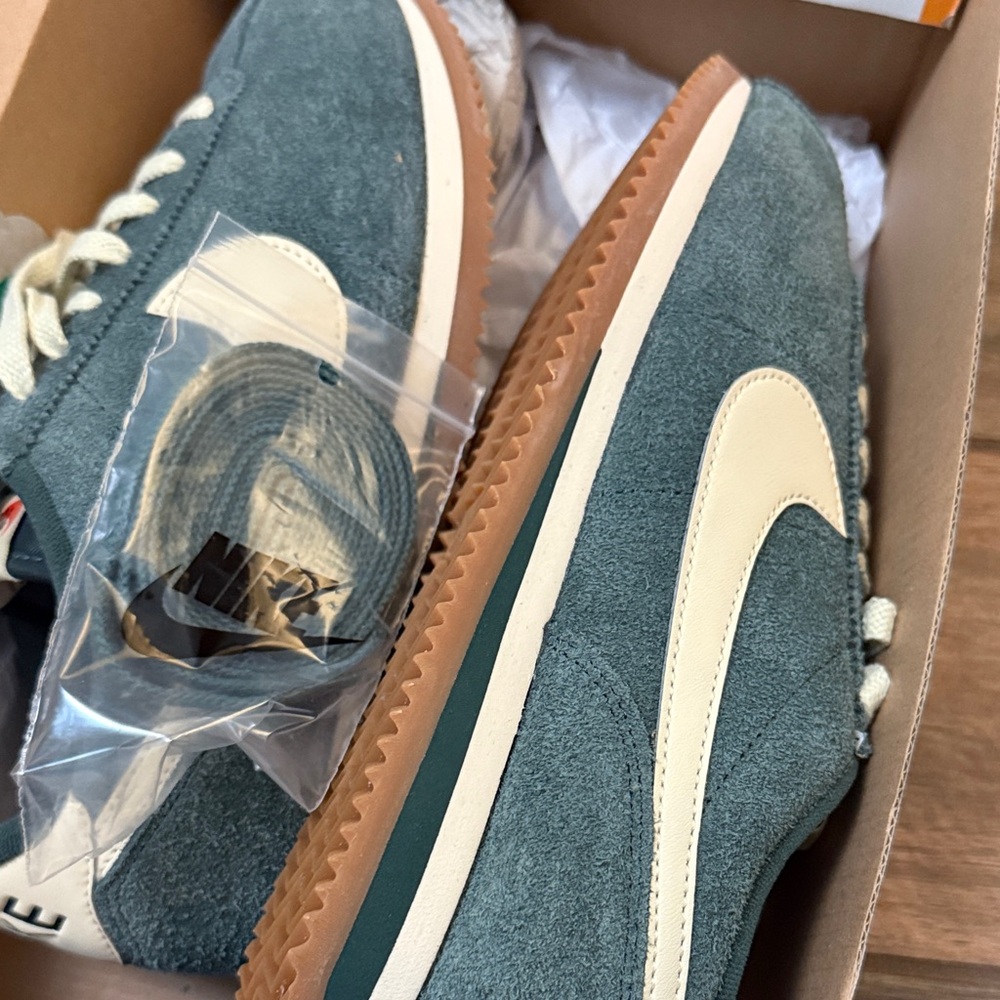 Nike Green and Cream Women's Sneakers - Picture 5 of 5